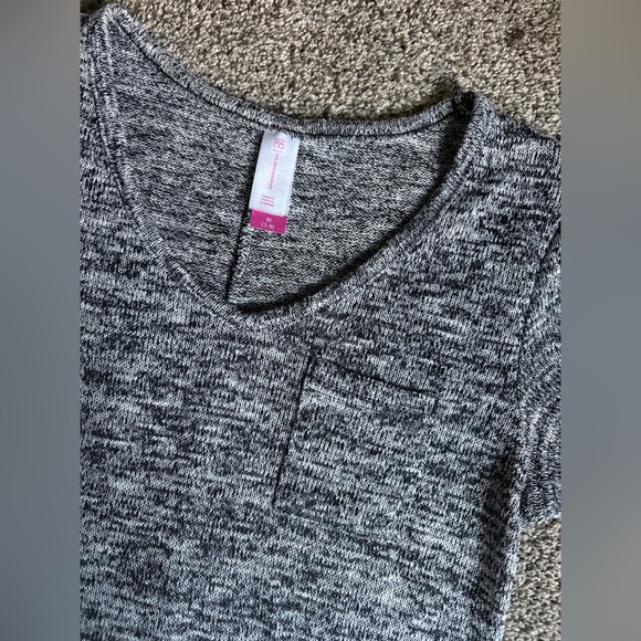 NO boundaries v-neck t-shirt in size medium - Picture 2 of 3